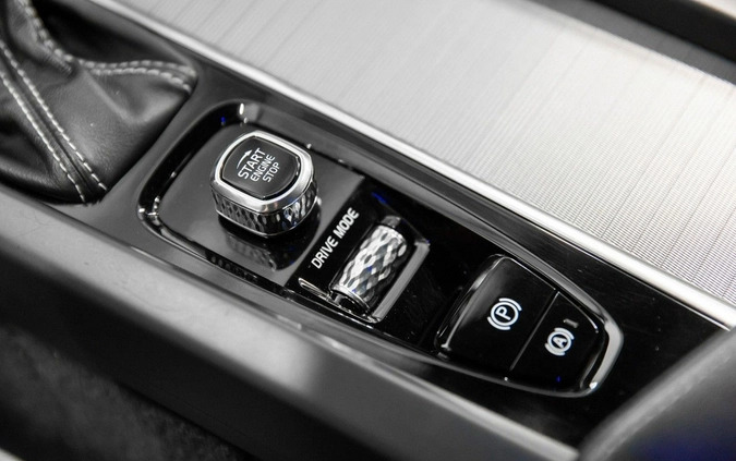 Volvo XC 60 cena 153500 przebieg: 66593, rok produkcji 2018 z Grójec małe 781